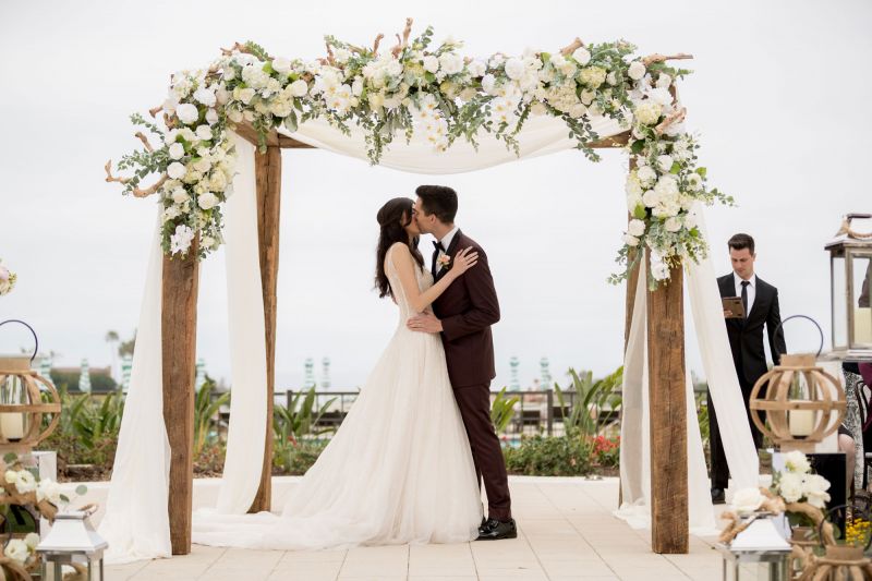 wedding first kiss