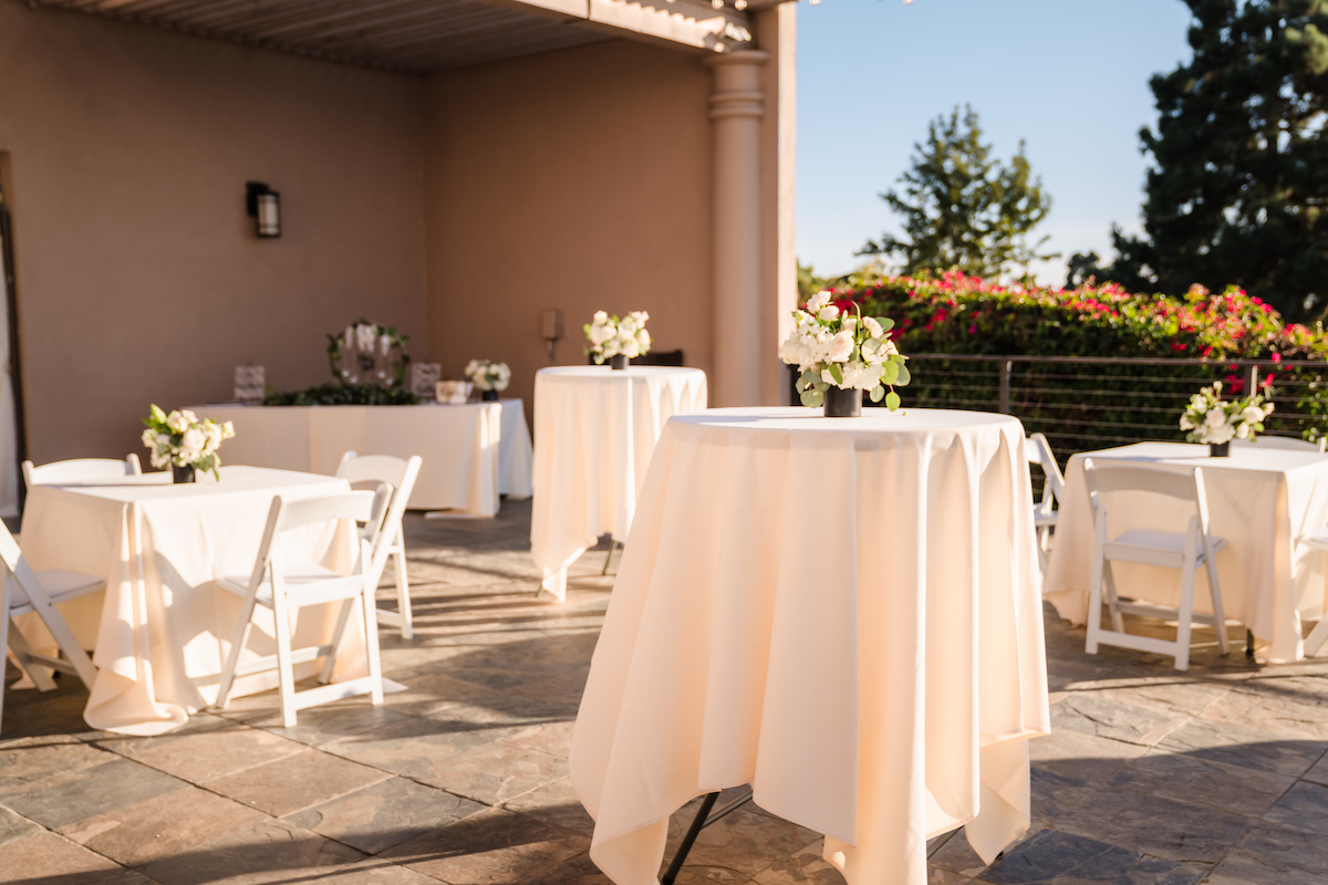 How Long Should Cocktail Hour be At a Wedding?